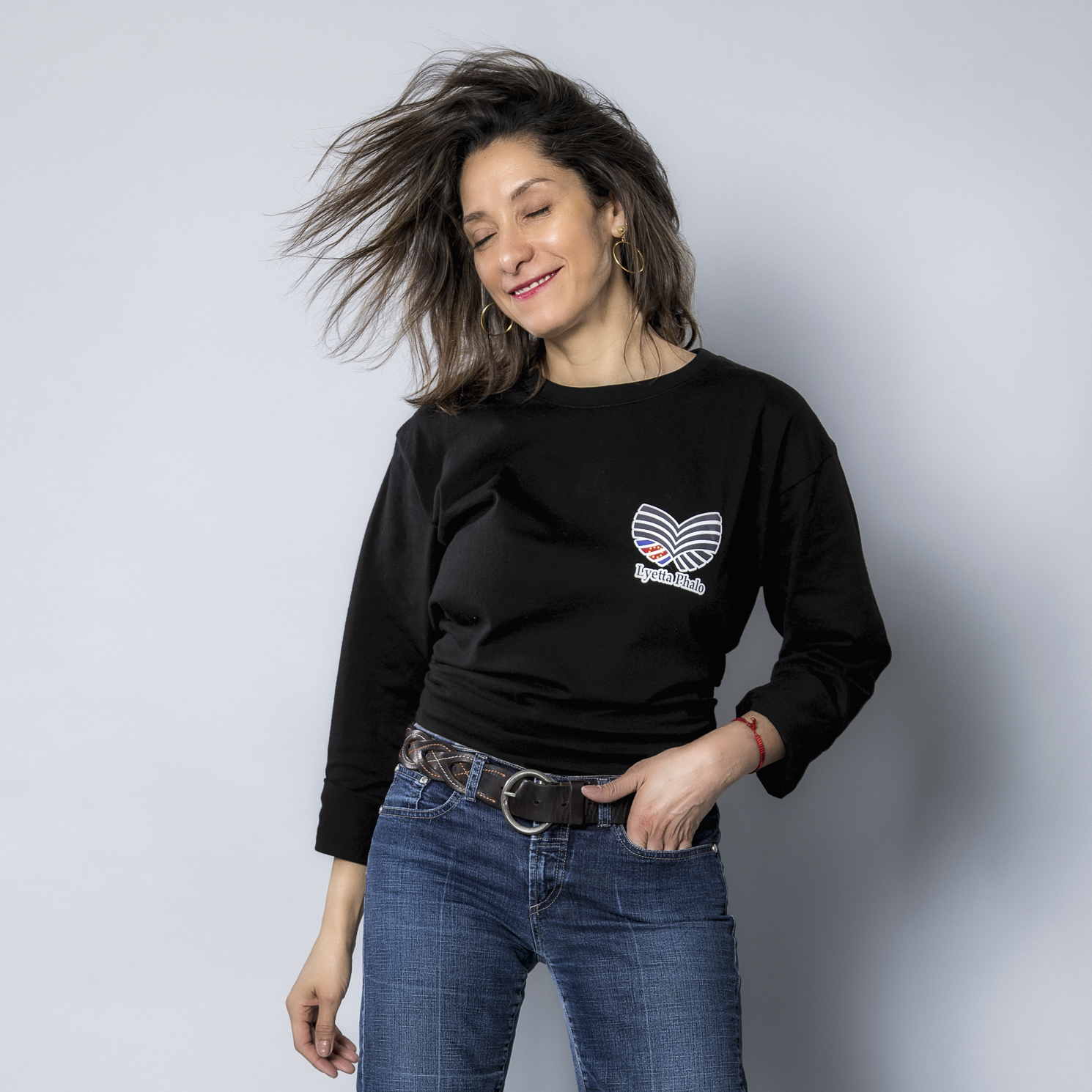 T-shirt en coton bio avec logo papillon emblématique de Lyetta Phalo – mode éthique, design puissant, symbole de résilience féminine et d’élégance engagée.