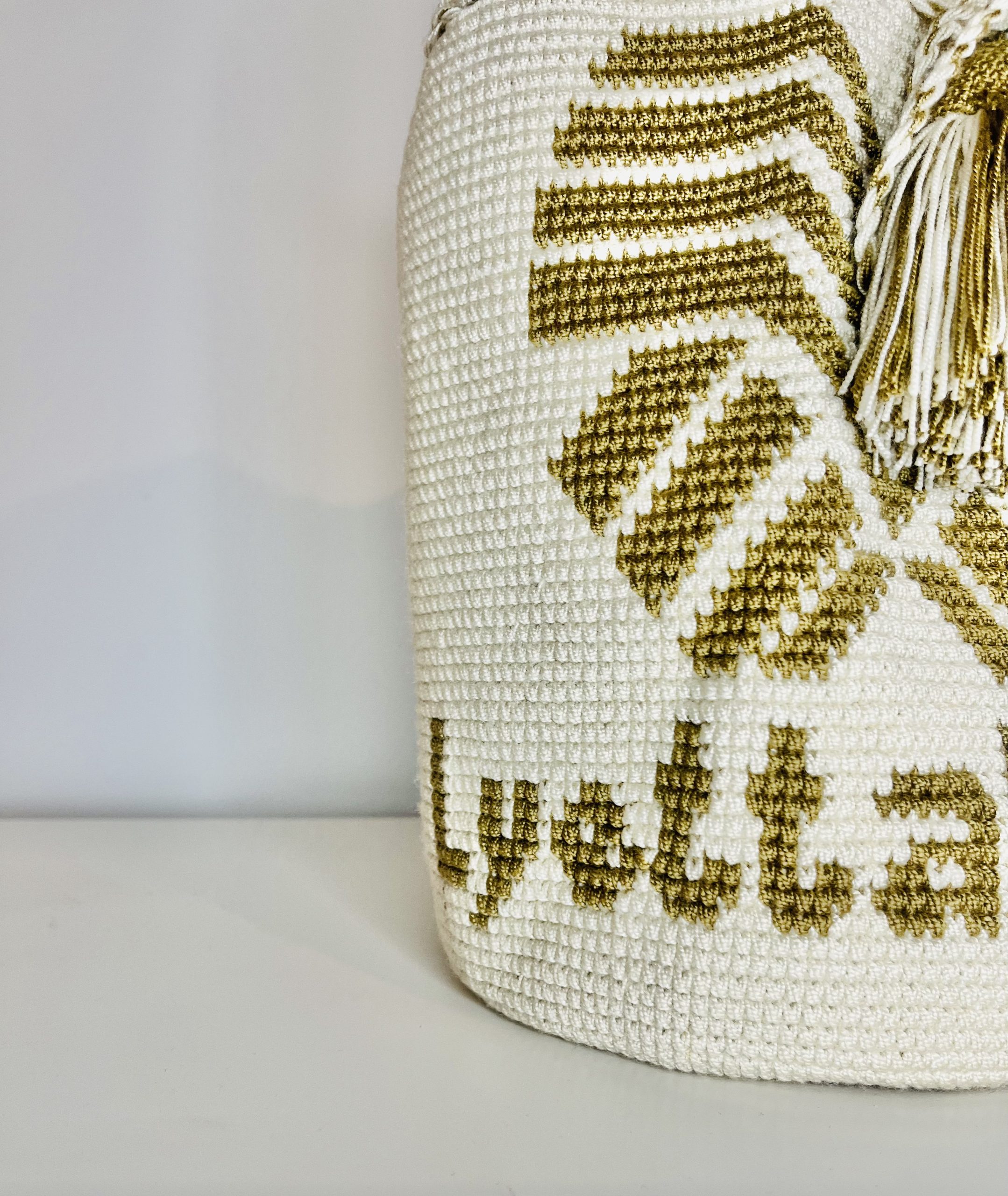 Découvrez le sac Wayuu Lyetta Phalo, une pièce unique et authentique, soigneusement confectionnée par les femmes amérindiennes du nord de la Colombie. Ce sac allie savoir-faire ancestral et design original, reflétant les riches traditions culturelles des communautés Wayuu