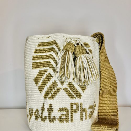 Découvrez le sac Wayuu Lyetta Phalo, une pièce unique et authentique, soigneusement confectionnée par les femmes amérindiennes du nord de la Colombie. Ce sac allie savoir-faire ancestral et design original, reflétant les riches traditions culturelles des communautés Wayuu