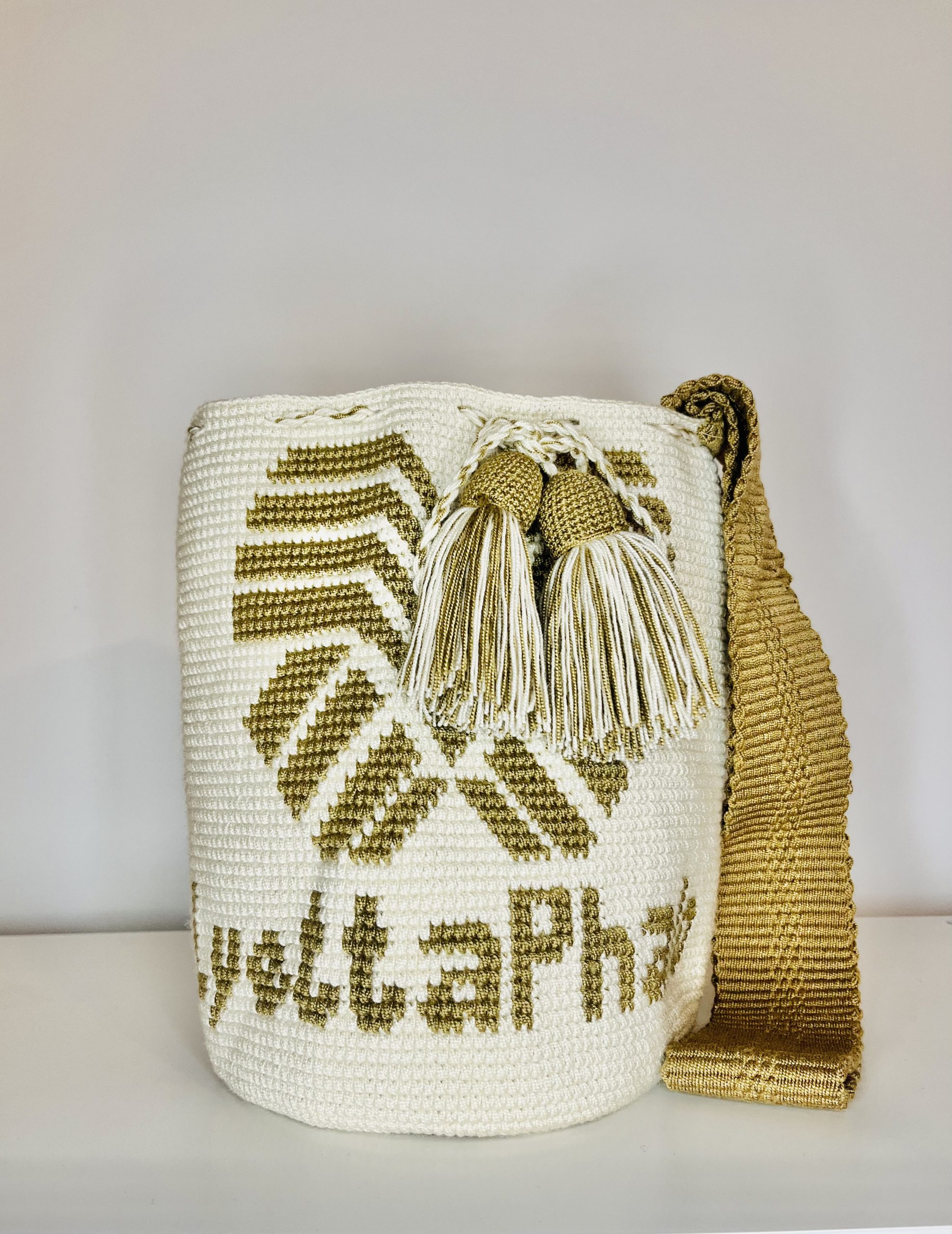 Découvrez le sac Wayuu Lyetta Phalo, une pièce unique et authentique, soigneusement confectionnée par les femmes amérindiennes du nord de la Colombie. Ce sac allie savoir-faire ancestral et design original, reflétant les riches traditions culturelles des communautés Wayuu